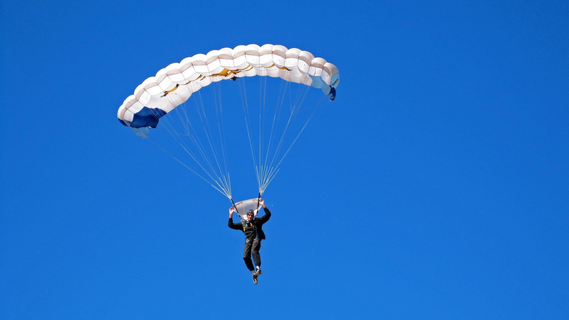 FB体育在线直播平台-女篮比赛惊险上演,女队获得关键胜利,女篮战果